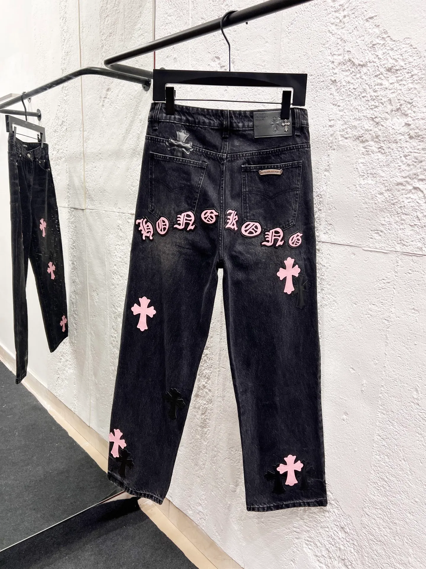 🅿️270 Style No.: H930 Chrome hearts & Chrome hearts 25ss pink and black leather black pants cross patch leather jeans CH Chrome hearts double knee cross patch leather bo1 version logging pants straight working pants B136 Chrome hearts Sanskrit overalls Price 24W level, patch cross flower embellishment, high waist washed jeans! ! Absolutely high-end luxury products, 1.9W level god-level single products, super popular products, made by top heavy industry, not to be missed. About Zangyin, this is an extremely luxurious fashion brand, which can also be called the nobles of the high street. It has always been an exclusive brand of some hipsters or rich second generation. Compared with ordinary high streets, it is more luxurious and noble. Compared with luxury brands, it has a more fashionable personality and has always been a brand that I have a special liking for. Imported yarn is custom-woven into high-density twill canvas, which ensures a crisp silhouette while also making the fabric feel very delicate. It follows the B01 classic silhouette, with a crisp and stylish upper body. The ready-made garments are stone-ground and fermented and washed, so they can be matched with any style. Buttons and brushed zinc are washed with genuine YKK retro metal products. Double-layered canvas on the front. Perfect details. All hardware is perfect. Size: 30-32-34-36 Color: pink and black leather and black pants